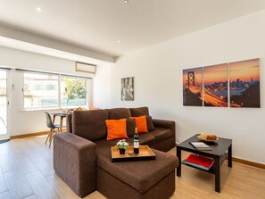 Una televisión, una chimenea, videojuegos, libros
