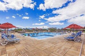 Una piscina al aire libre, una piscina climatizada