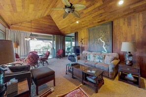 Smart-TV, DVD-Player, Bücher, Stereoanlage