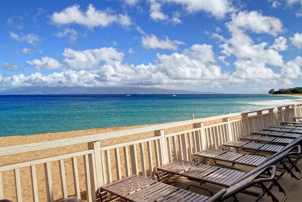 Am Strand, Liegestühle, Strandtücher