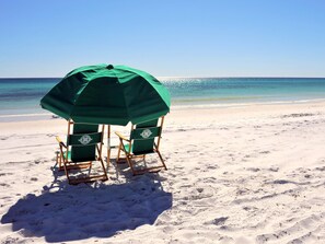 Sur la plage, chaise longue