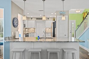 Réfrigérateur, four à micro-ondes, surface de cuisson, lave-vaisselle