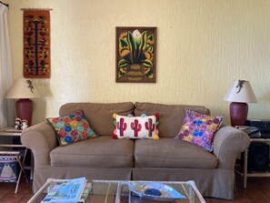 Smart-TV, DVD-Player, Bücher, Musikbibliothek