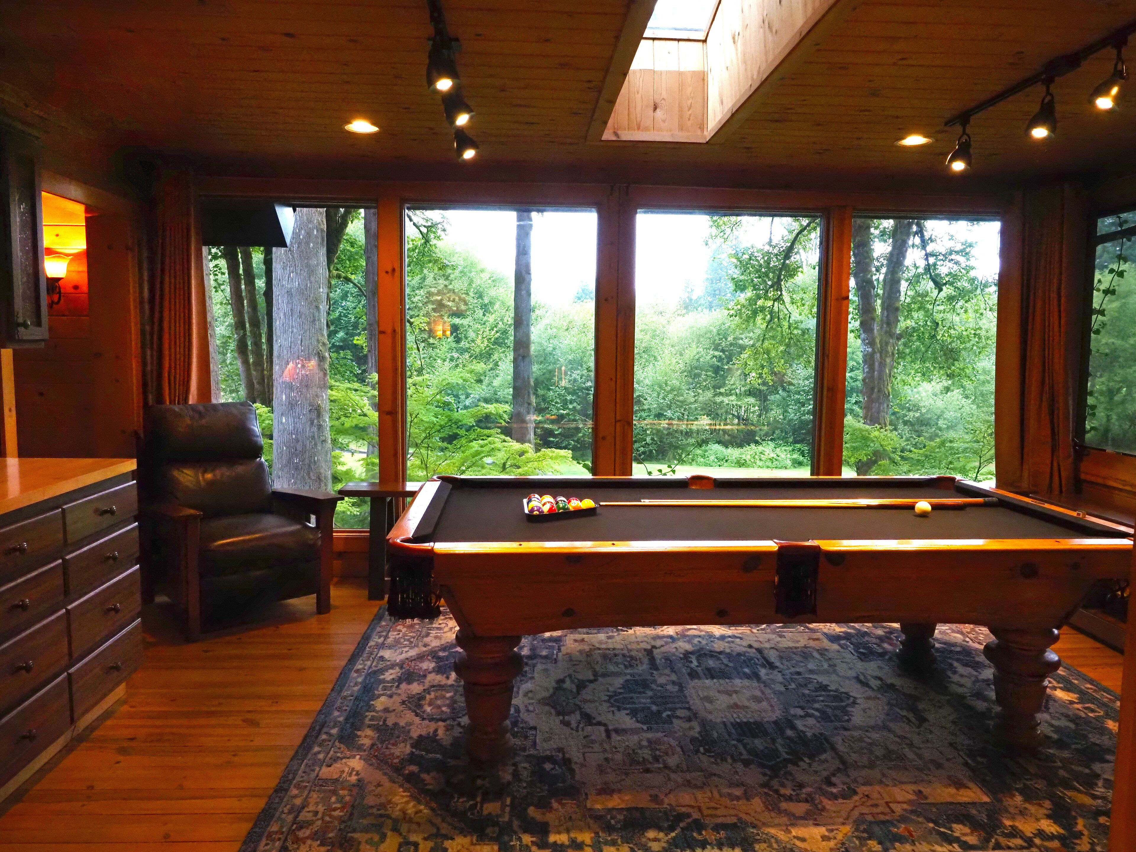 3200 sq. ft. Rustic cabin overlooking the golf course. 15 minutes to skiing !!