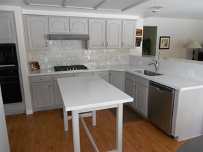 Refrigerador, microondas, horno y parrilla de estufa 