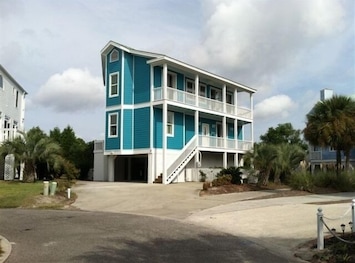HARBOR HAVEN
Sleeps 12
Summer rentals are Sat.-Sat. Only