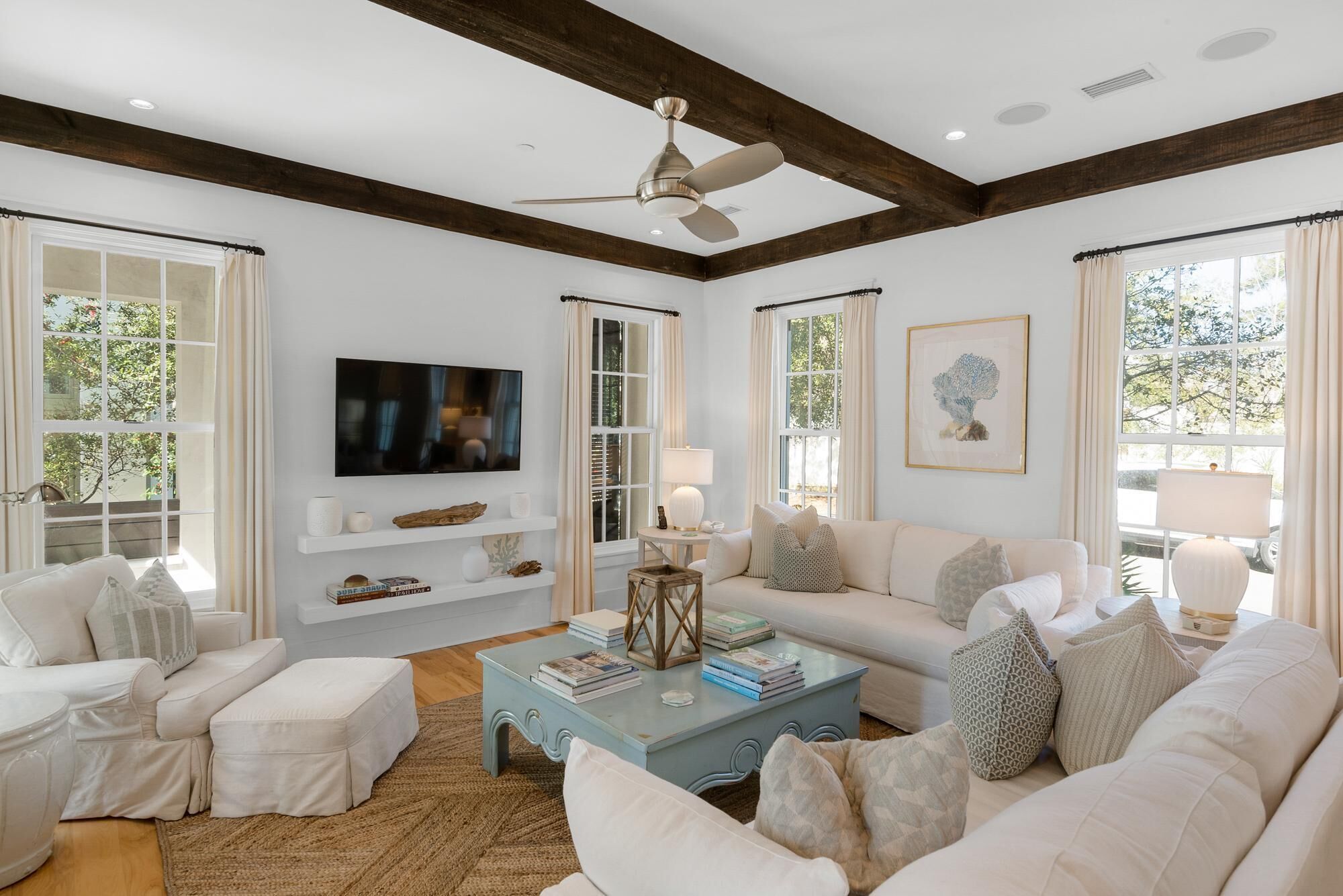 Comfortably Chic-Expansive Courtyard-Minutes to Private Beach/Pools-4 Bikes