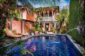 Una piscina al aire libre