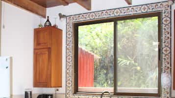 Geladeira, micro-ondas, cooktop, cafeteira/chaleira