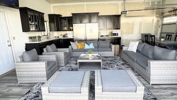 Älytelevisio, takka, pöytätennispöytä, kirjoja