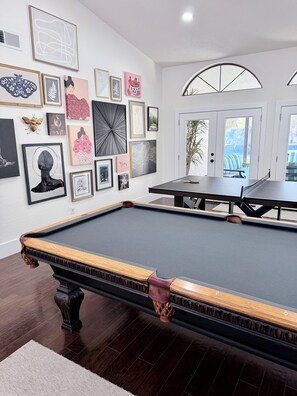 Game room - Huge Heated Pool, Rope Swing, Slide, Spa, pickle ball on 1 acre!!!! (Mesa)