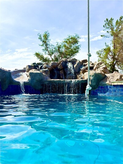 Huge Heated Pool, Rope Swing, Slide, Spa, Games on 1 acre & Pool house.