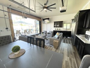 Smart TV, fireplace, table tennis, books - Huge Heated Pool, Rope Swing, Slide, Spa, Games on 1 acre & Pool house. (Mesa)