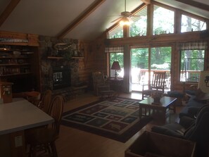 TV connectée, cheminée, lecteur de DVD, baby-foot