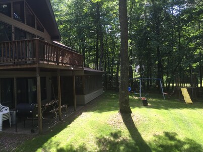 Hermosa casa de cuatro dormitorios en el lago en el corazón de Northwoods