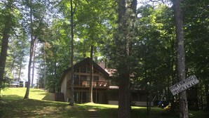 Une cabane dotée d’une terrasse et d’une enseigne indiquant « Northwoods Tuckaway ».