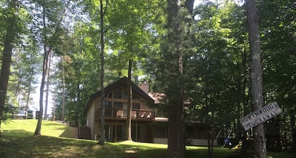 Hermosa casa de cuatro dormitorios en el lago en el corazón de Northwoods