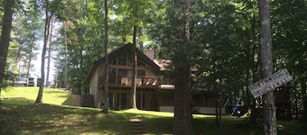 Hermosa casa de cuatro dormitorios en el lago en el corazón de Northwoods