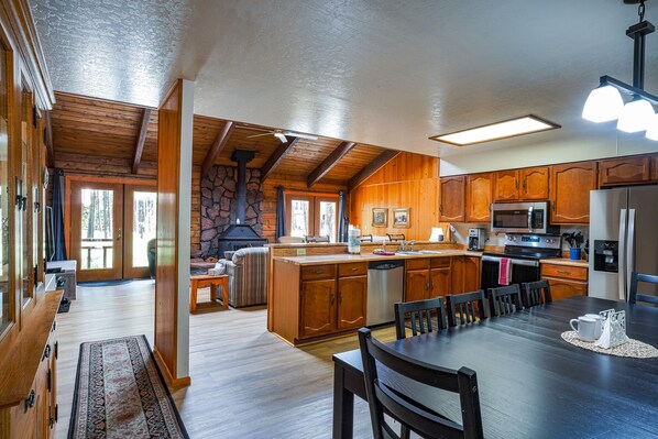 Dining - COZY CABIN IN COUNTRY CLUB WITH FOREST VIEWS-PETS WELCOME! (Pinetop)