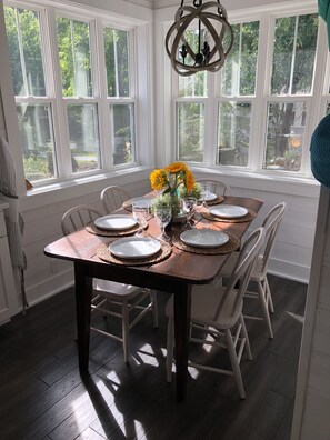Dining - ~~~~~Cottage Moe~~~~~ (New Buffalo)