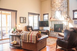 TV, Netflix, streaming services - Central Location w/ Suncadia Pool Access (Cle Elum)