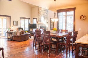 Dining - Central Location w/ Suncadia Pool Access (Cle Elum)