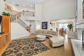 TV connectée, cheminée, lecteur de DVD, table de tennis de table