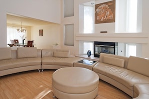 Smart TV, chimenea, reproductor de DVD y tenis de mesa