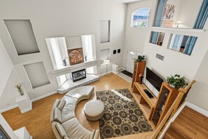 TV connectée, cheminée, lecteur de DVD, table de tennis de table