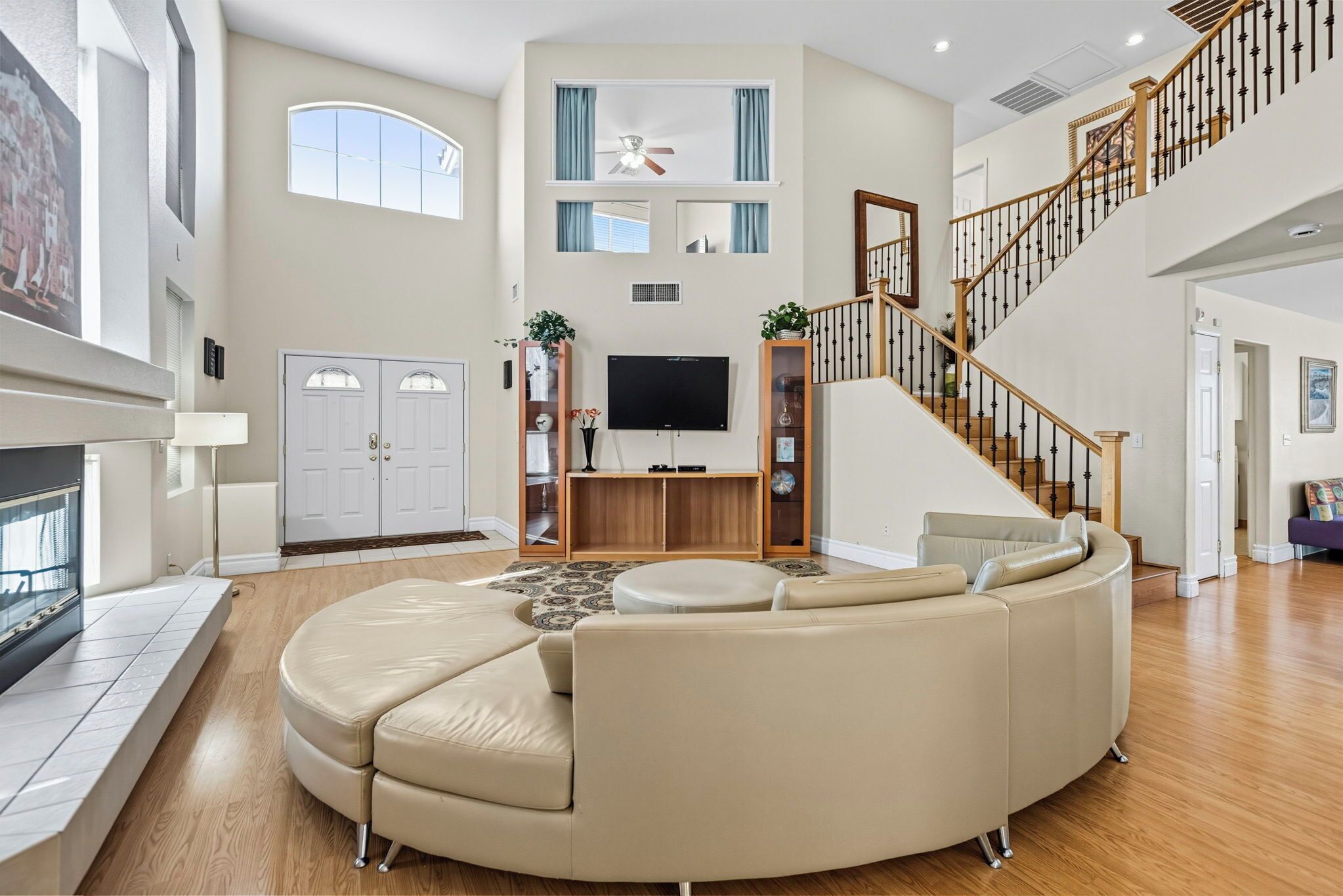 Smart TV, fireplace, DVD player, table tennis