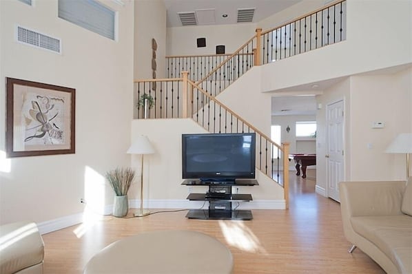 Smart TV, chimenea, reproductor de DVD y tenis de mesa