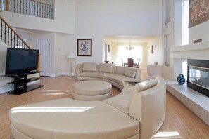 Smart TV, chimenea, reproductor de DVD y tenis de mesa