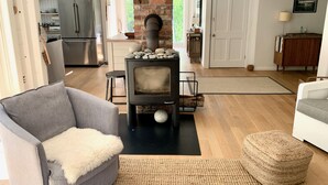 Smart-TV, DVD-spiller, bøker og filmbibliotek
