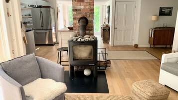 TV connectée, lecteur de DVD, livres, vidéothÚque