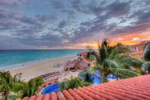 On the beach, beach towels - Million dollar view Beachfront penthouse, right on the sand! High speed WiFi! (Playa del Carmen)