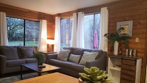 Een gezellige woonkamer met een bank, een salontafel en een dressoir.