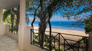 På stranden, liggestole, badehåndklæder