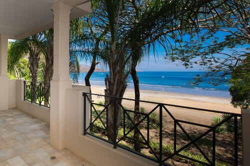 Sol y Mar-Beachfront and Beautiful - 3 bedroom/3 bathroom