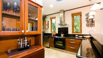 Køleskab, mikrobølgeovn, ovn, kogeplade