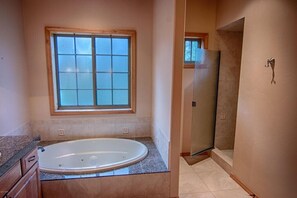 Combined shower/tub, hair dryer, towels, soap - Beautiful Vacation rental on Golf course! (Pinetop)