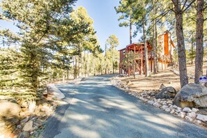Exterior - Blissful Pines Lodge in Alto NM Privacy, Updated, has everything you need!!! (Alto)