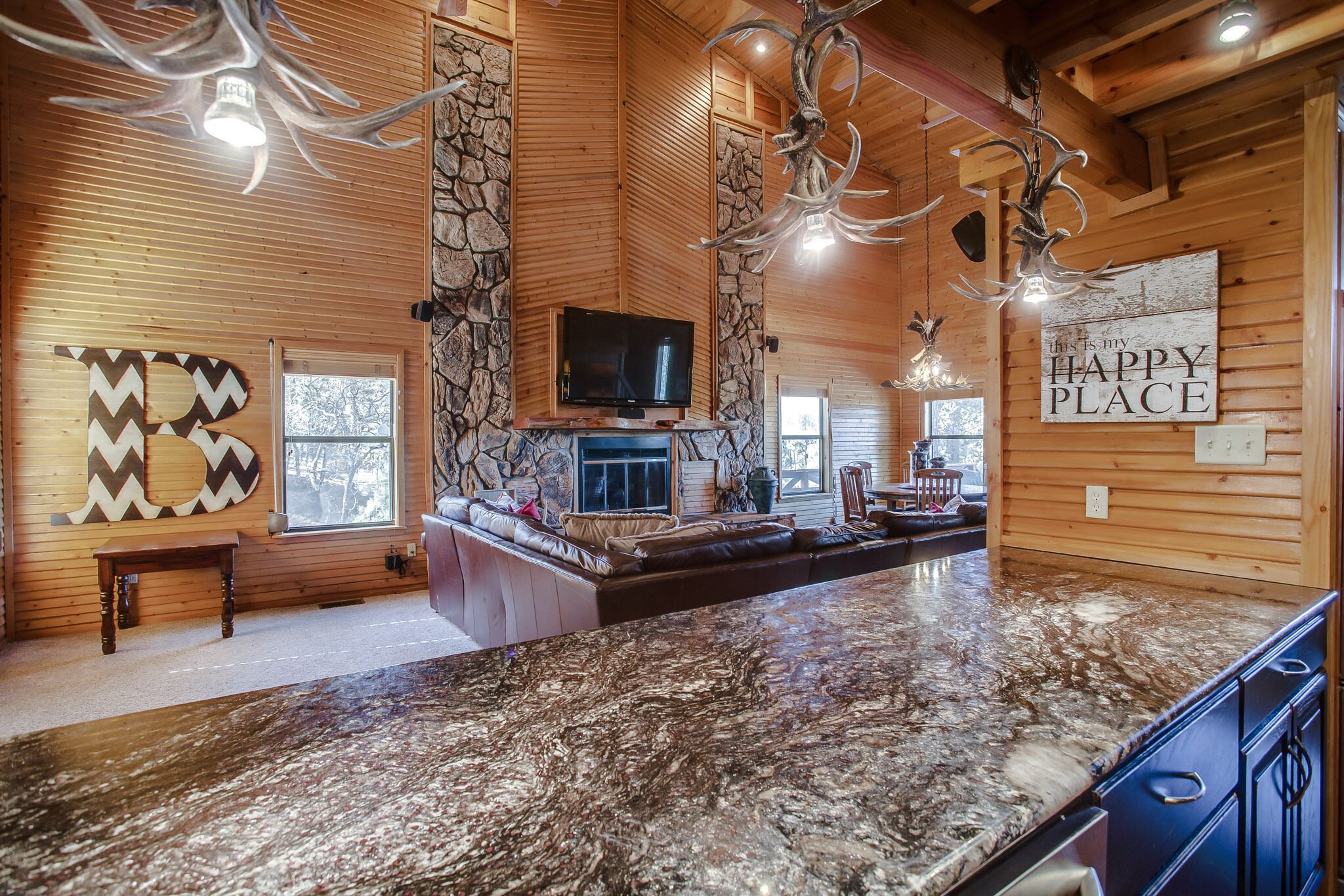 TV connectée, cheminée, jeux vidéo, baby-foot