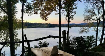 Secluded getaway on Lake Catherine, minutes from town - birds, fishing, & kayaks