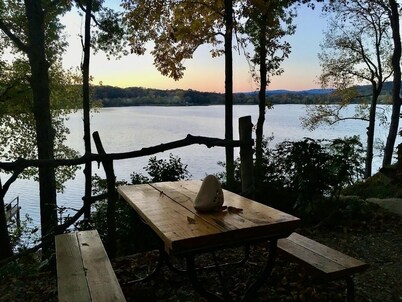 Secluded getaway on Lake Catherine, minutes from town - birds, fishing, & kayaks