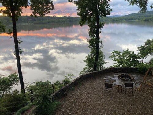 Secluded getaway on Lake Catherine, minutes from town - birds, fishing, & kayaks