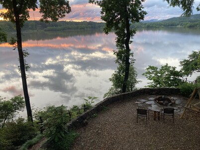 Secluded getaway on Lake Catherine, minutes from town - birds, fishing, & kayaks