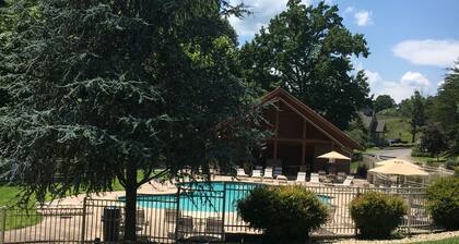 Cabin Sleeps 8 w/ 2 King Suites, Theater/Hot Tub/Pool Table, Small Dog Friendly!