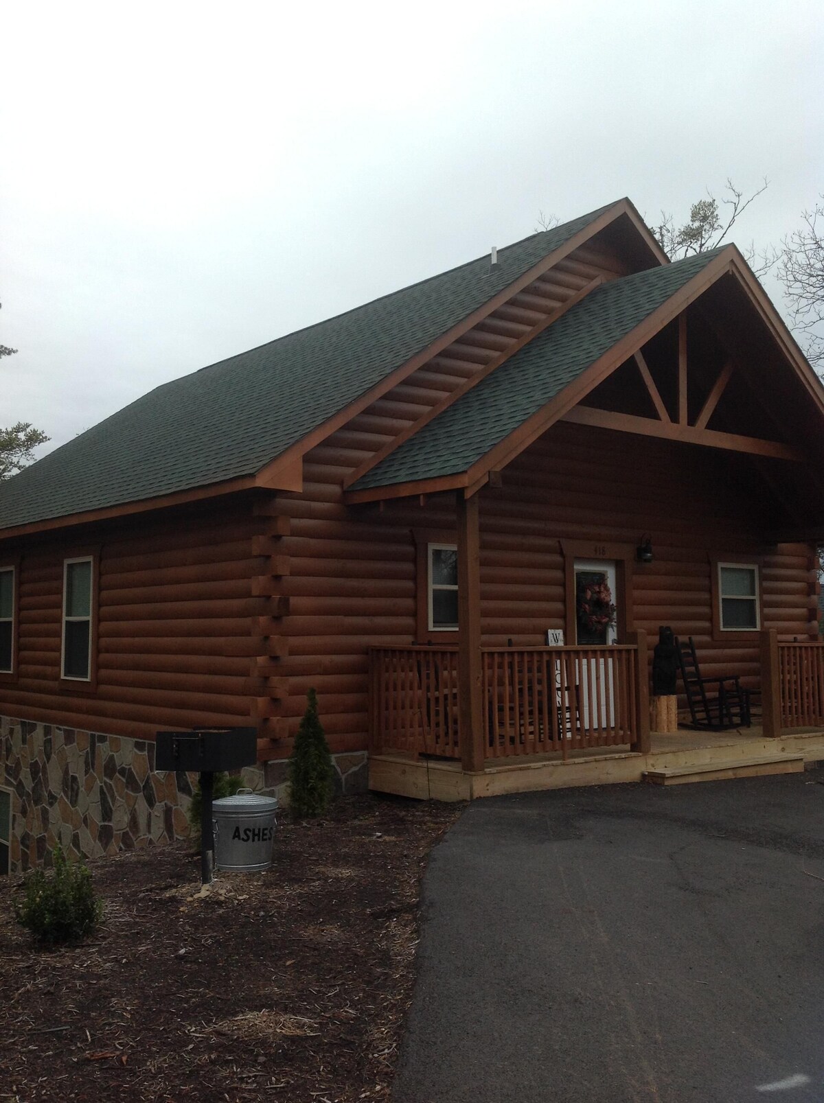 Cabin Sleeps 8 w/ 2 King Suites, Theater/Hot Tub/Pool Table, Small Dog Friendly!