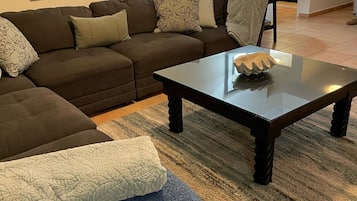 Smart-tv, dvd-afspiller, bøger, videobibliotek