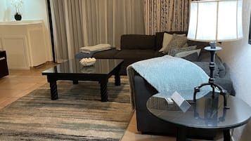 Smart TV, reproductor de DVD, libros y videoteca